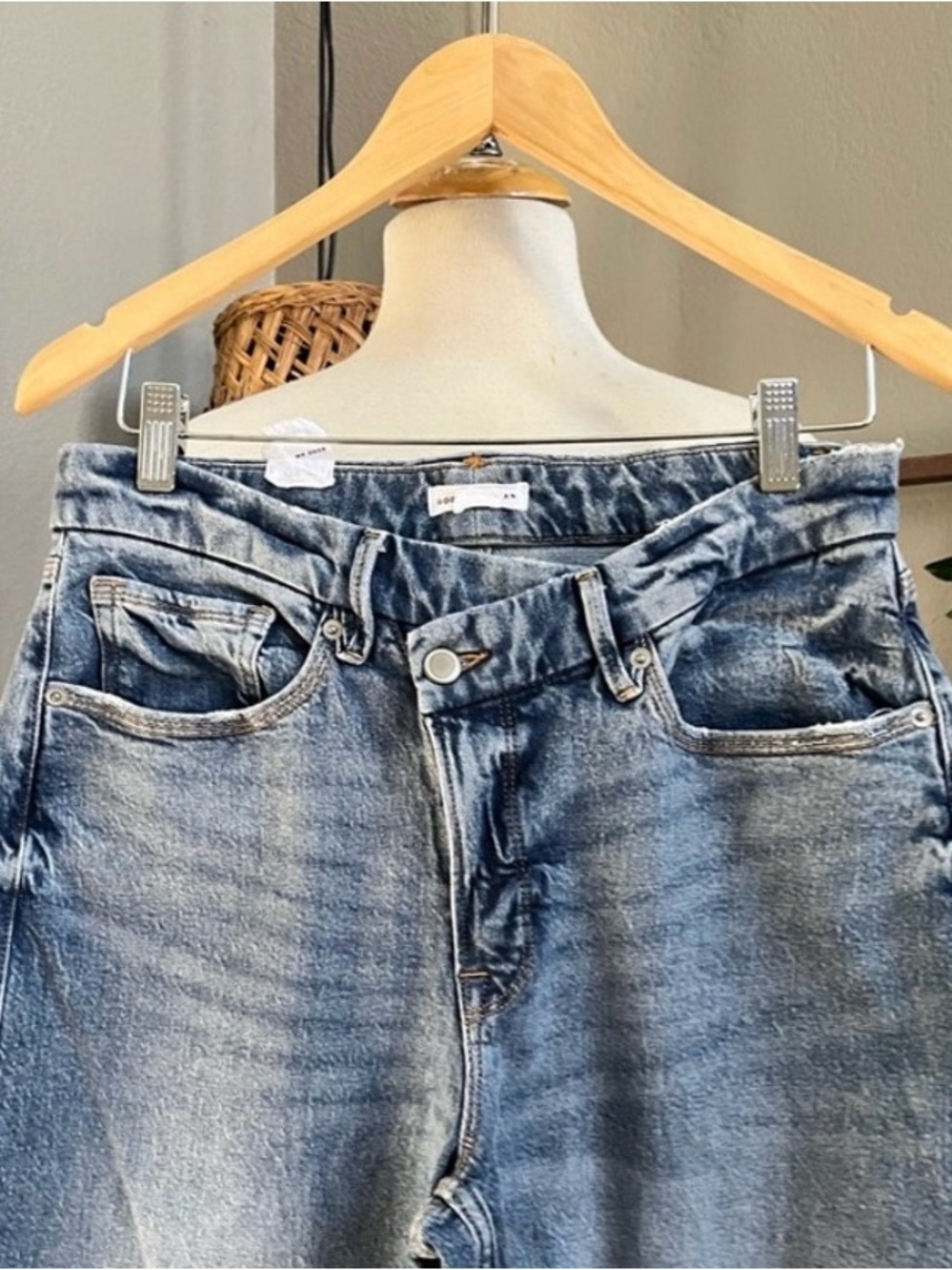 Good American Good ’90s Crossover Relaxed Straight Jeans 8/29 | 31” Inseam - Picture 4 of 6